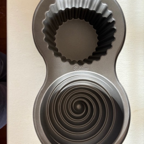 HEAVY Wilton Giant Cupcake/Muffin Pan - Picture 3 of 4